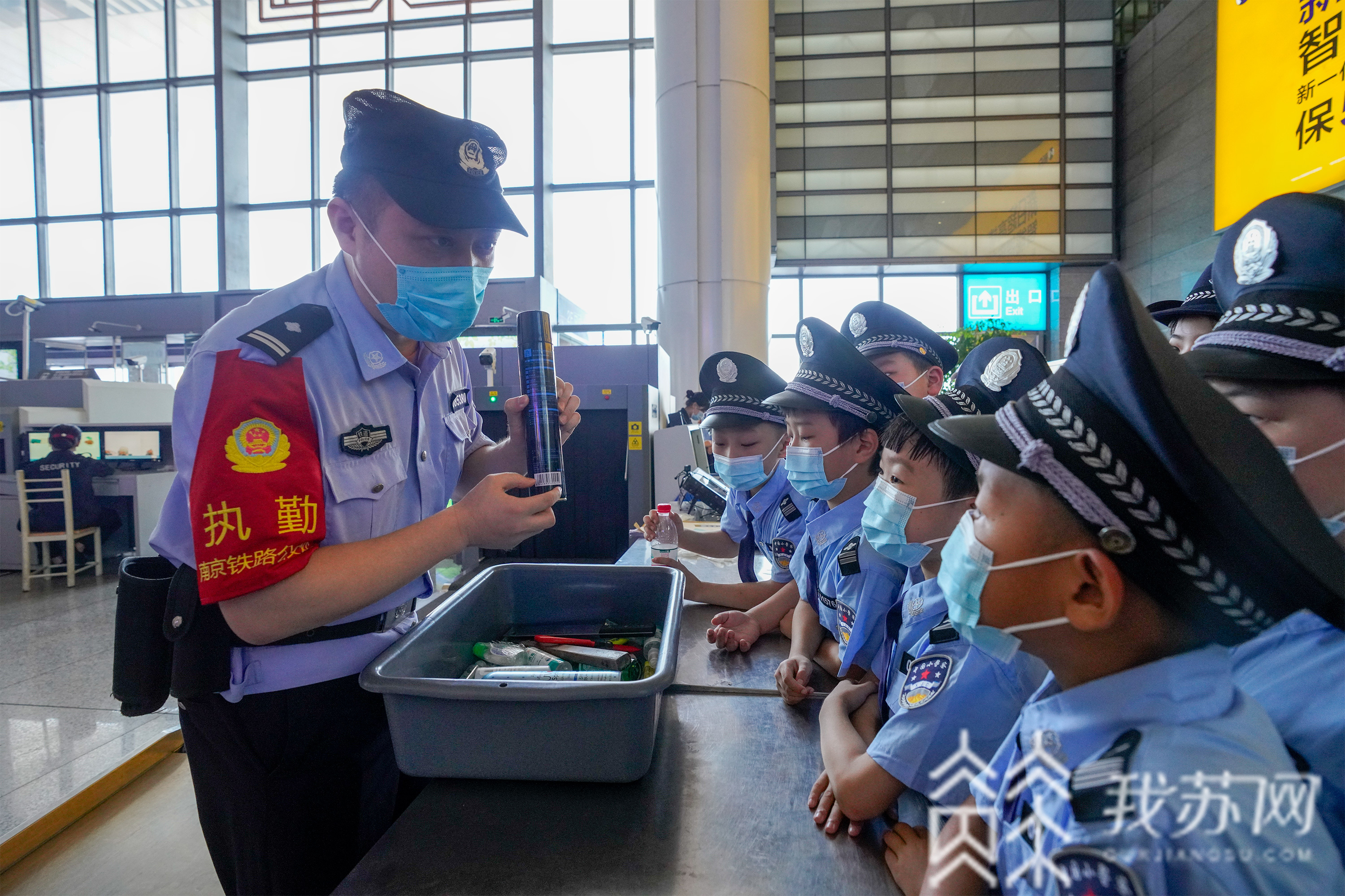 #父母#更懂父母艰辛 警娃参观警营