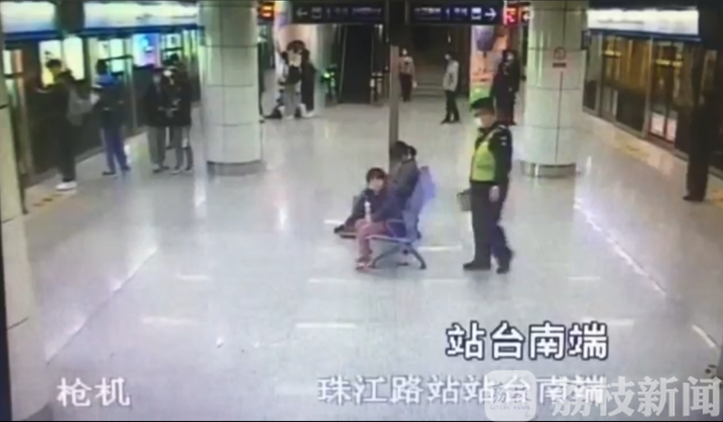 『列车』幸亏辅警来帮忙 孩子冲进地铁列车留下她万分焦急