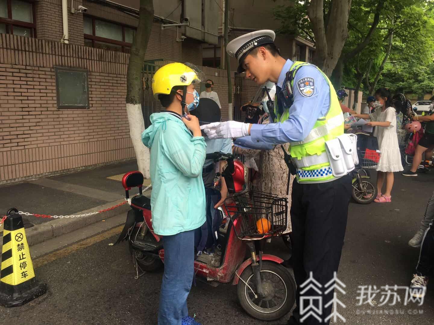 头盔■南京刮起“最炫文明风”,佩戴头盔渐成出行“新风尚”