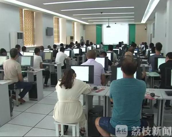 kaiyun官方网淮安司机“回炉”学习可刷脸签到 还能在手机上学习(图3)