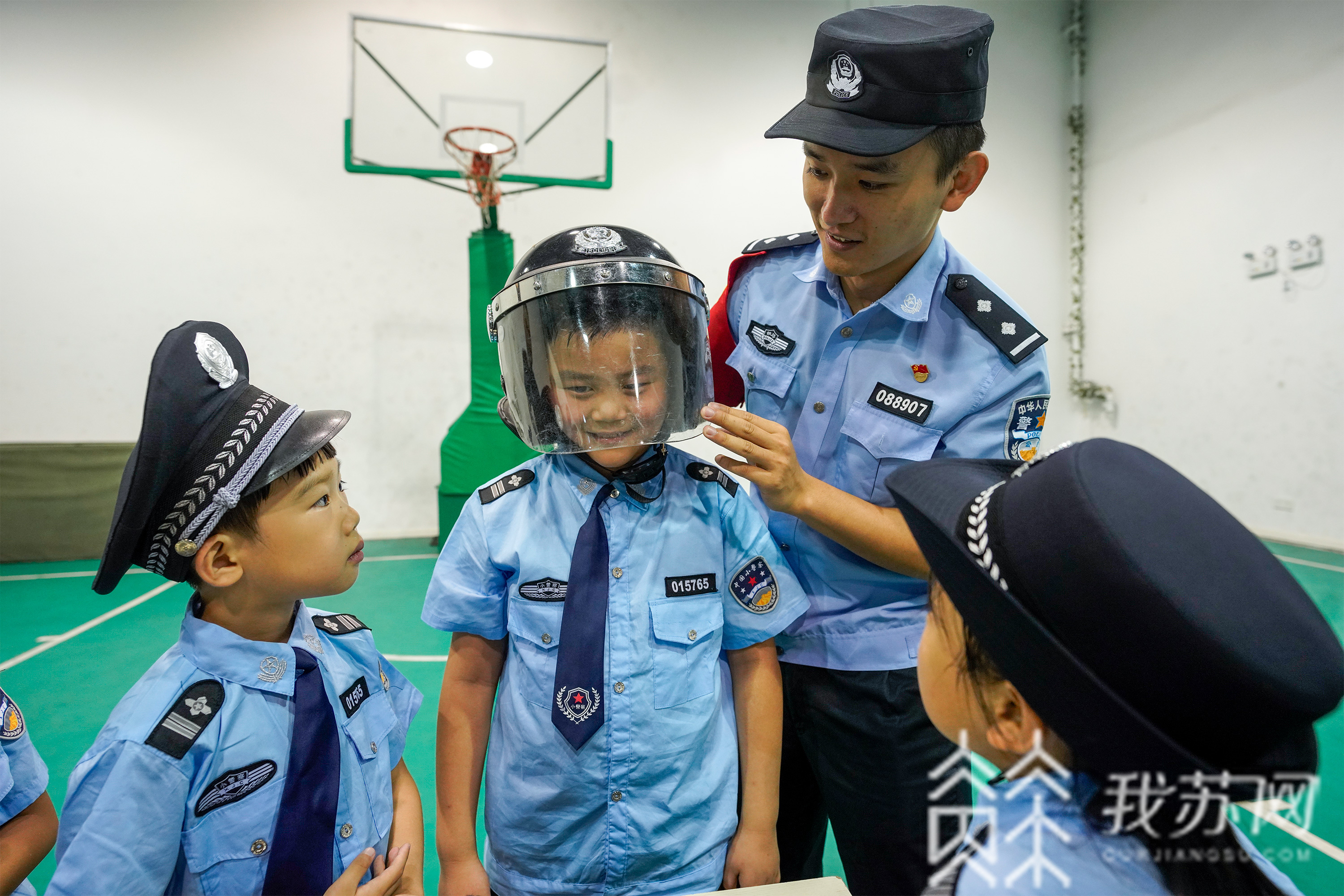 #父母#更懂父母艰辛 警娃参观警营