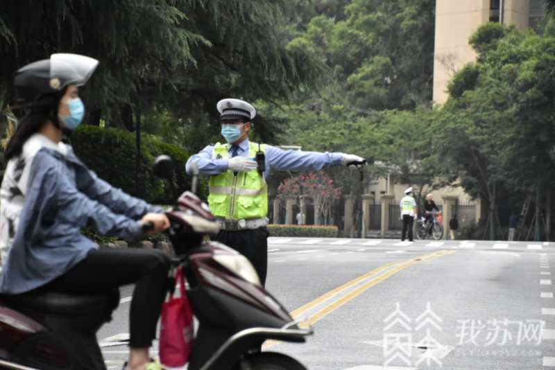 『』交警护考再起航 南京中考首日：全力以赴保畅通