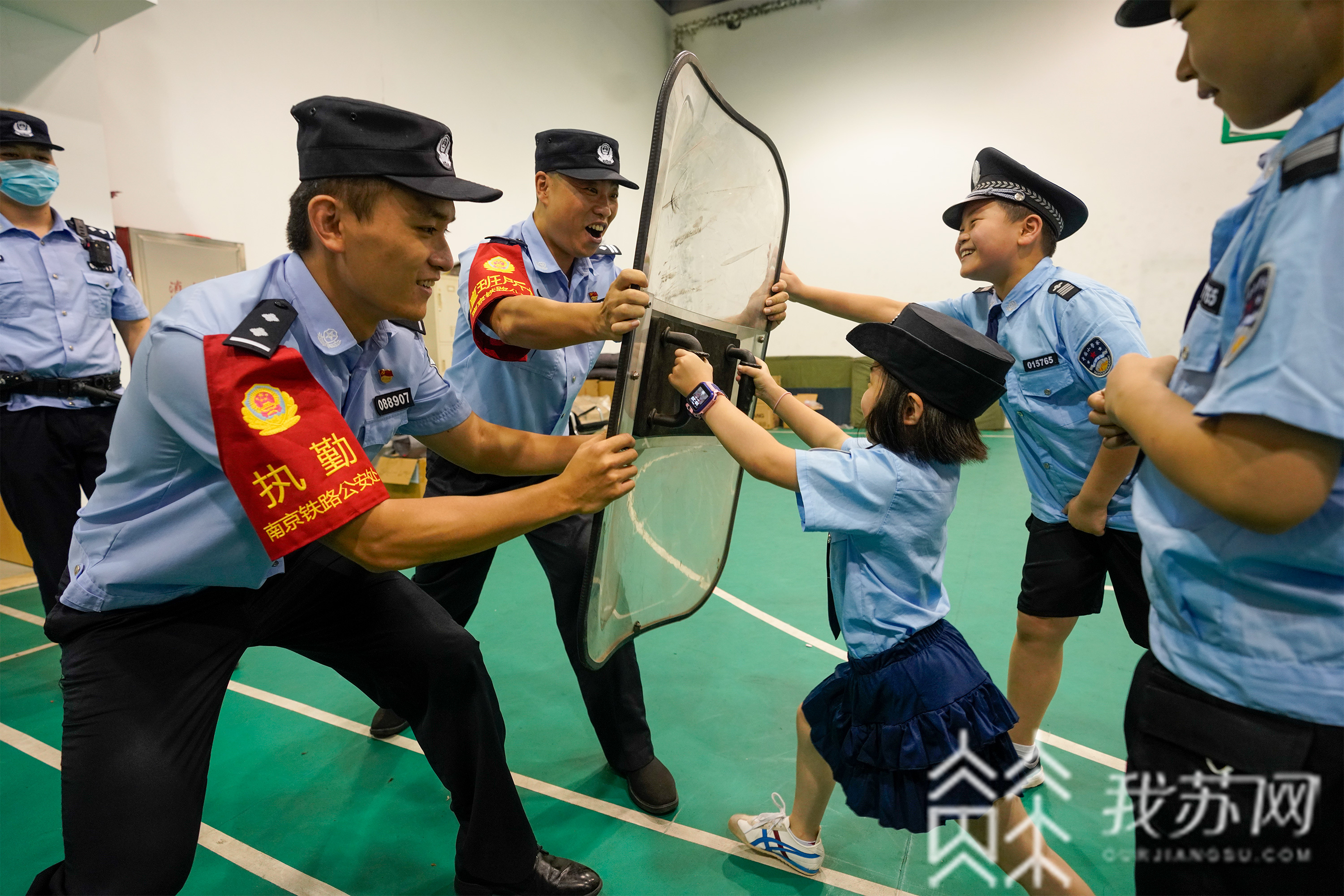 #父母#更懂父母艰辛 警娃参观警营