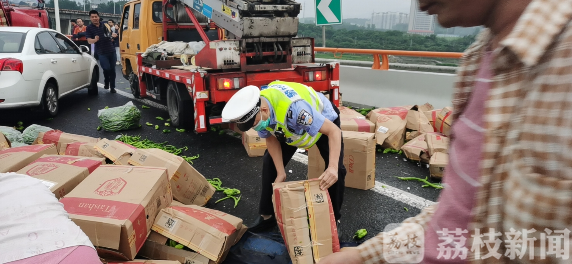 民警■货车侧翻货物散落一地，热心民警群众齐帮忙！