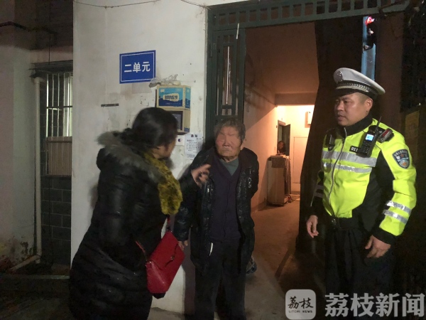 85岁老人圣诞夜走失，暖心交警冒雨送其回家