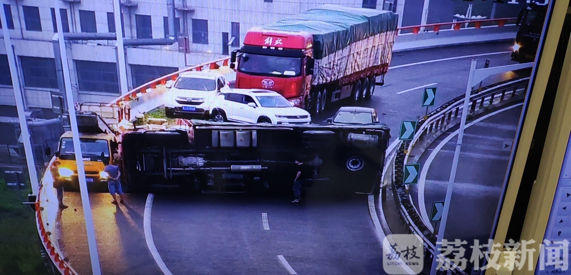 民警■货车侧翻货物散落一地，热心民警群众齐帮忙！
