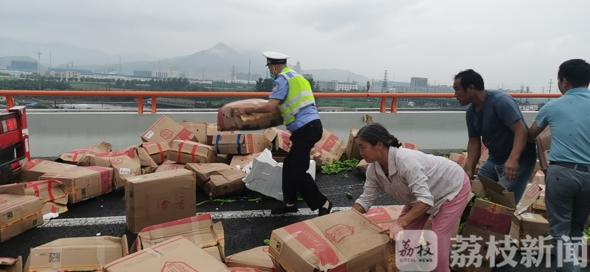 民警■货车侧翻货物散落一地，热心民警群众齐帮忙！