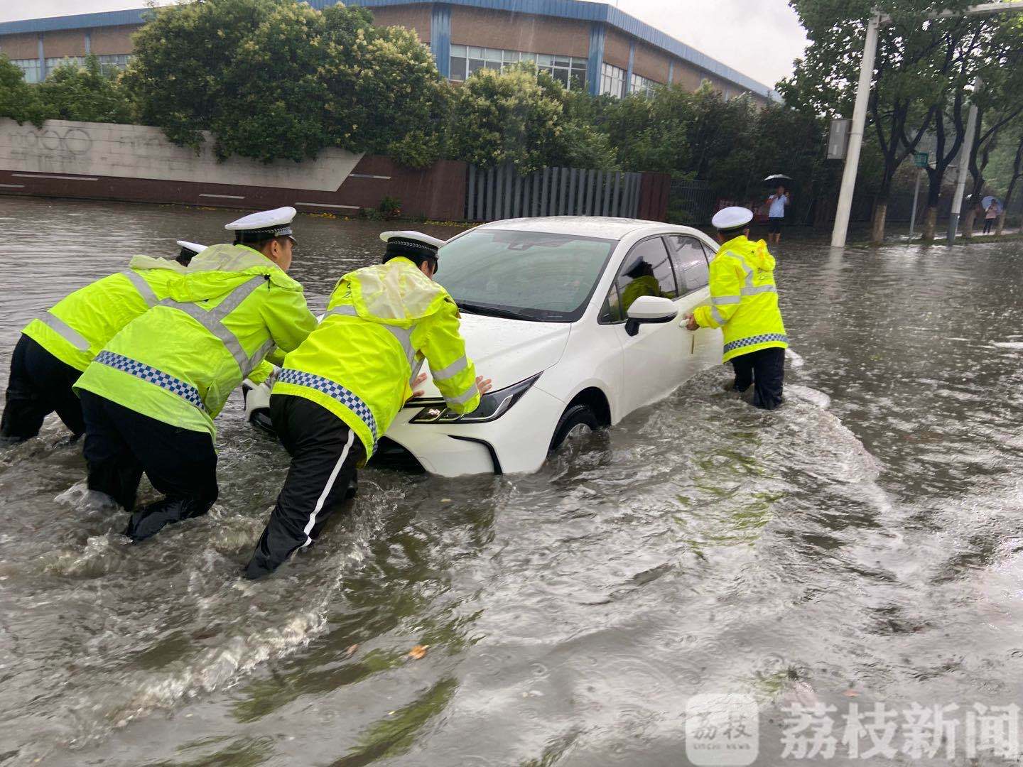 民警■雨一直下,暖心救助不停歇……南京这些时刻让人感动!