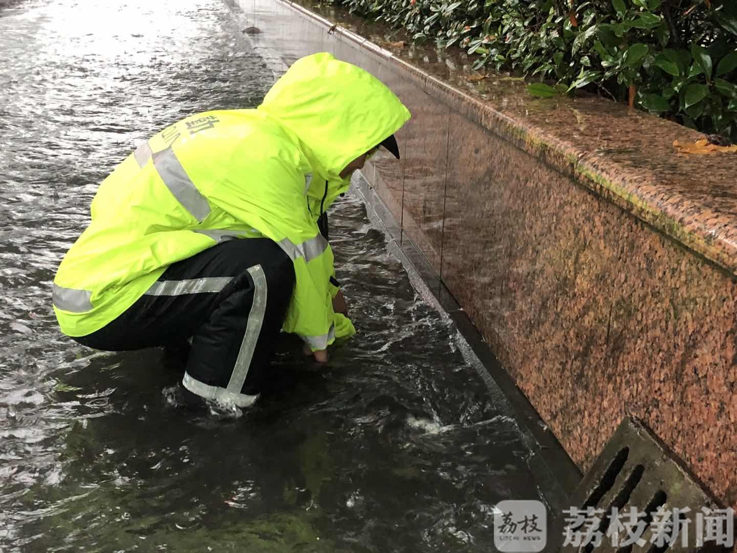 民警■雨一直下，暖心救助不停歇……南京这些时刻让人感动！