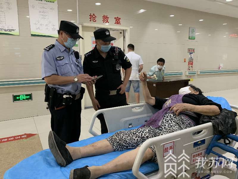 @民警背起老人送医救治 暖心！八旬老太不慎摔伤，