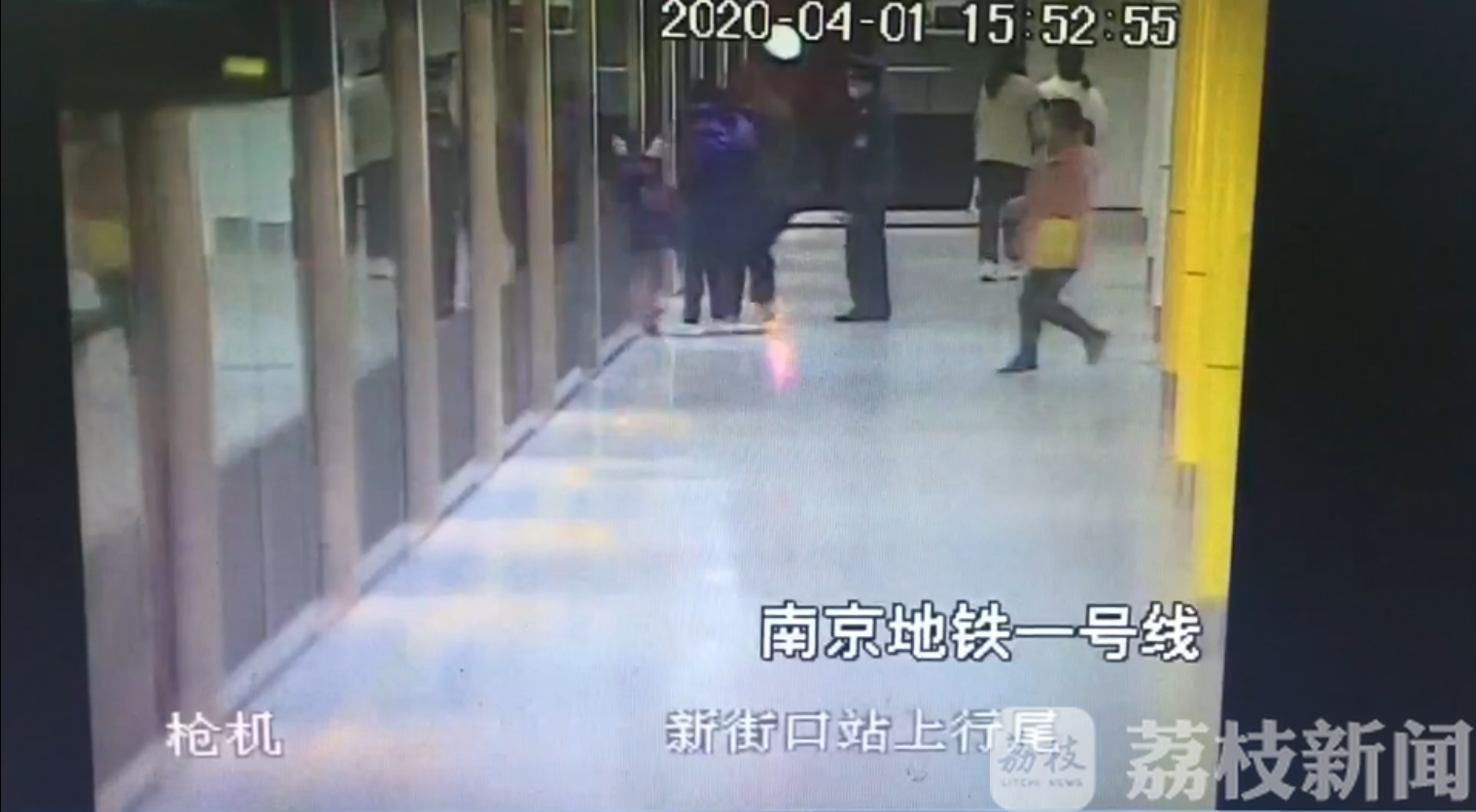 『列车』幸亏辅警来帮忙 孩子冲进地铁列车留下她万分焦急