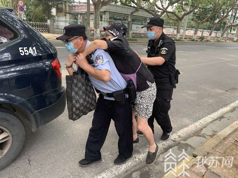 @民警背起老人送医救治 暖心！八旬老太不慎摔伤，