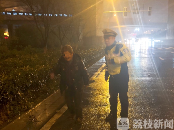 85岁老人圣诞夜走失，暖心交警冒雨送其回家