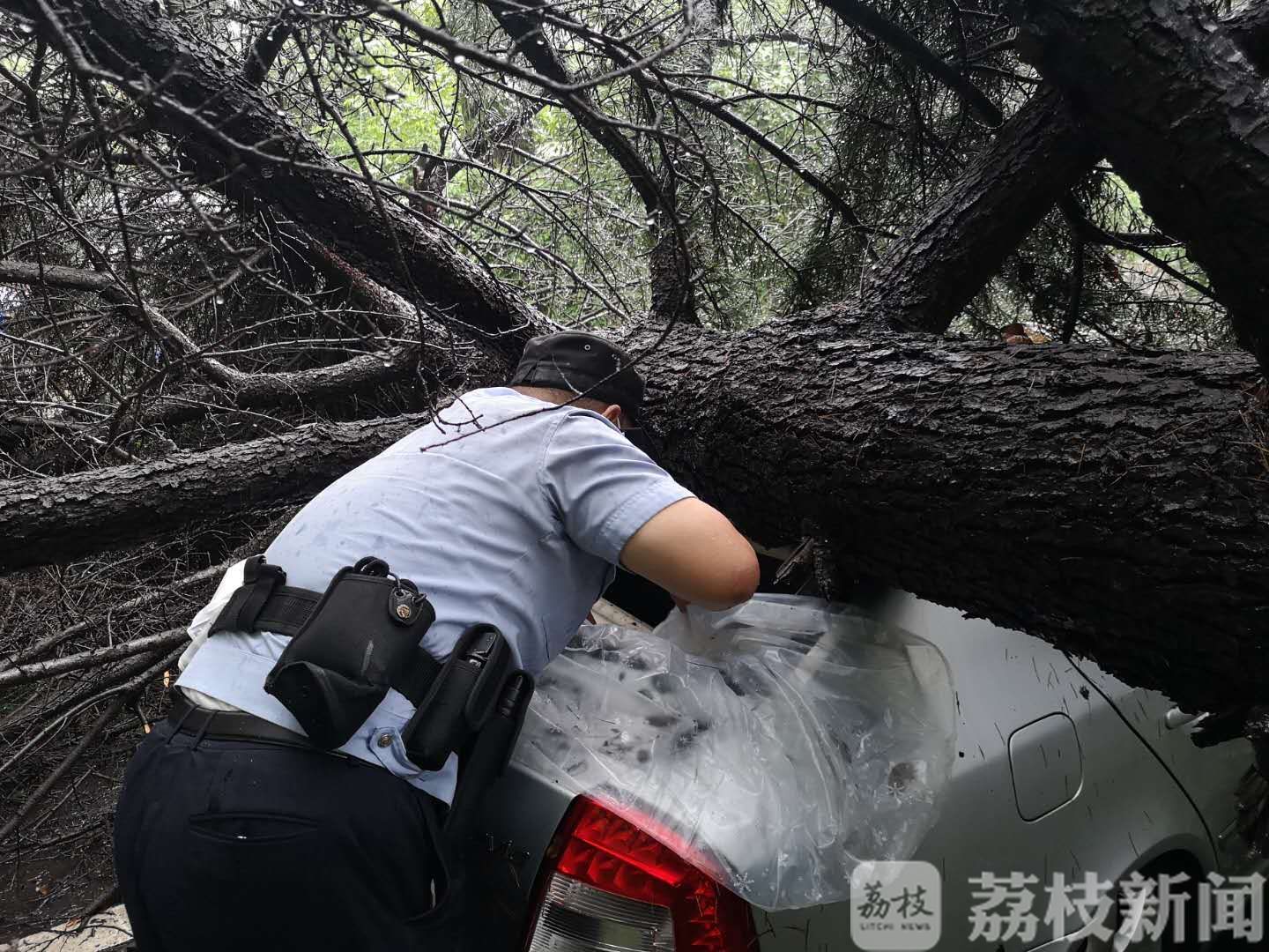 民警■雨一直下，暖心救助不停歇……南京这些时刻让人感动！