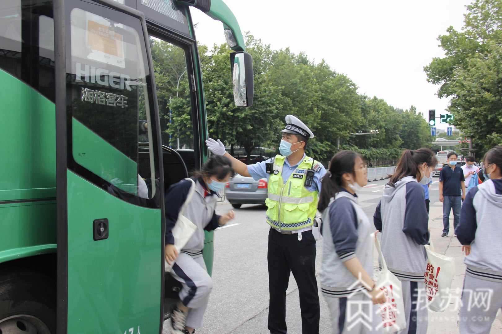 『』交警护考再起航 南京中考首日：全力以赴保畅通