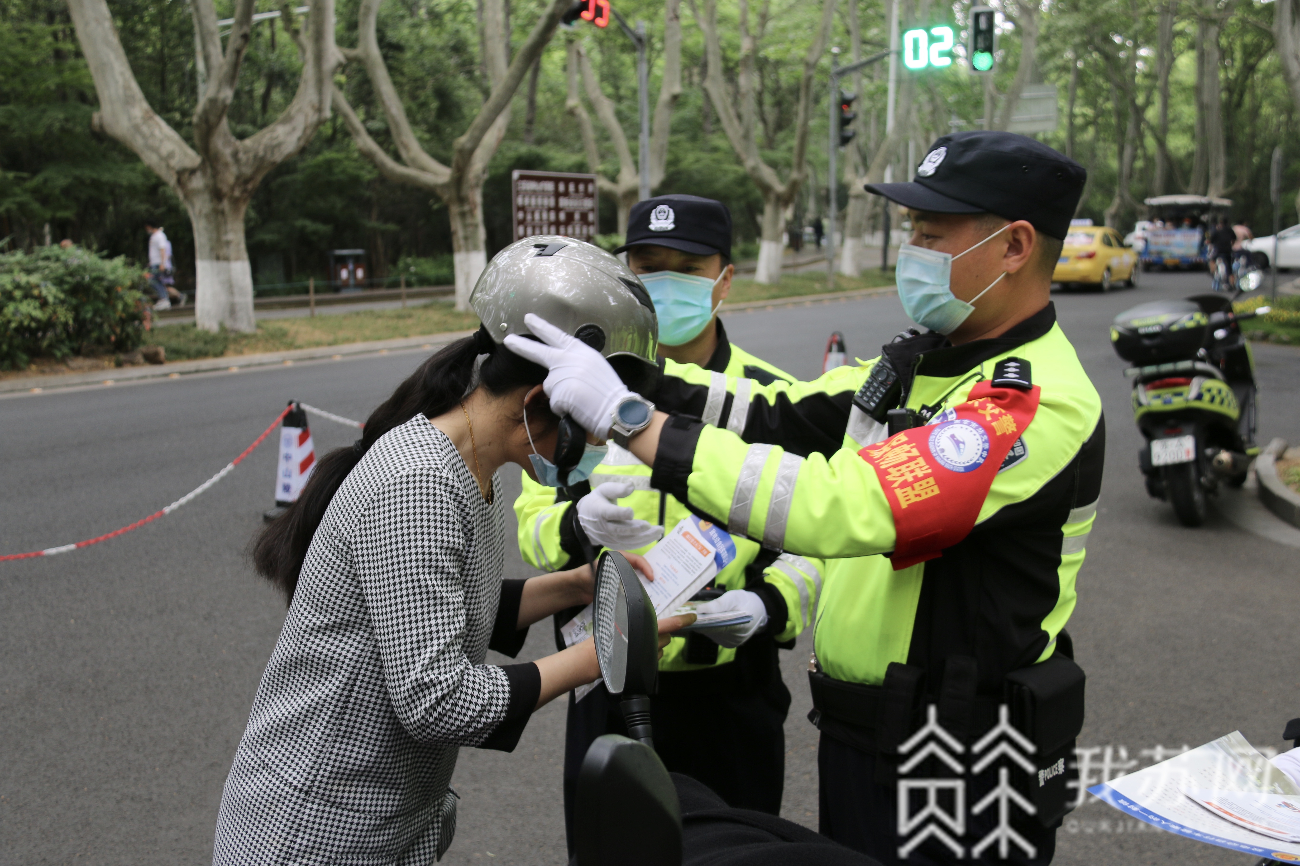 头盔■南京刮起“最炫文明风”,佩戴头盔渐成出行“新风尚”
