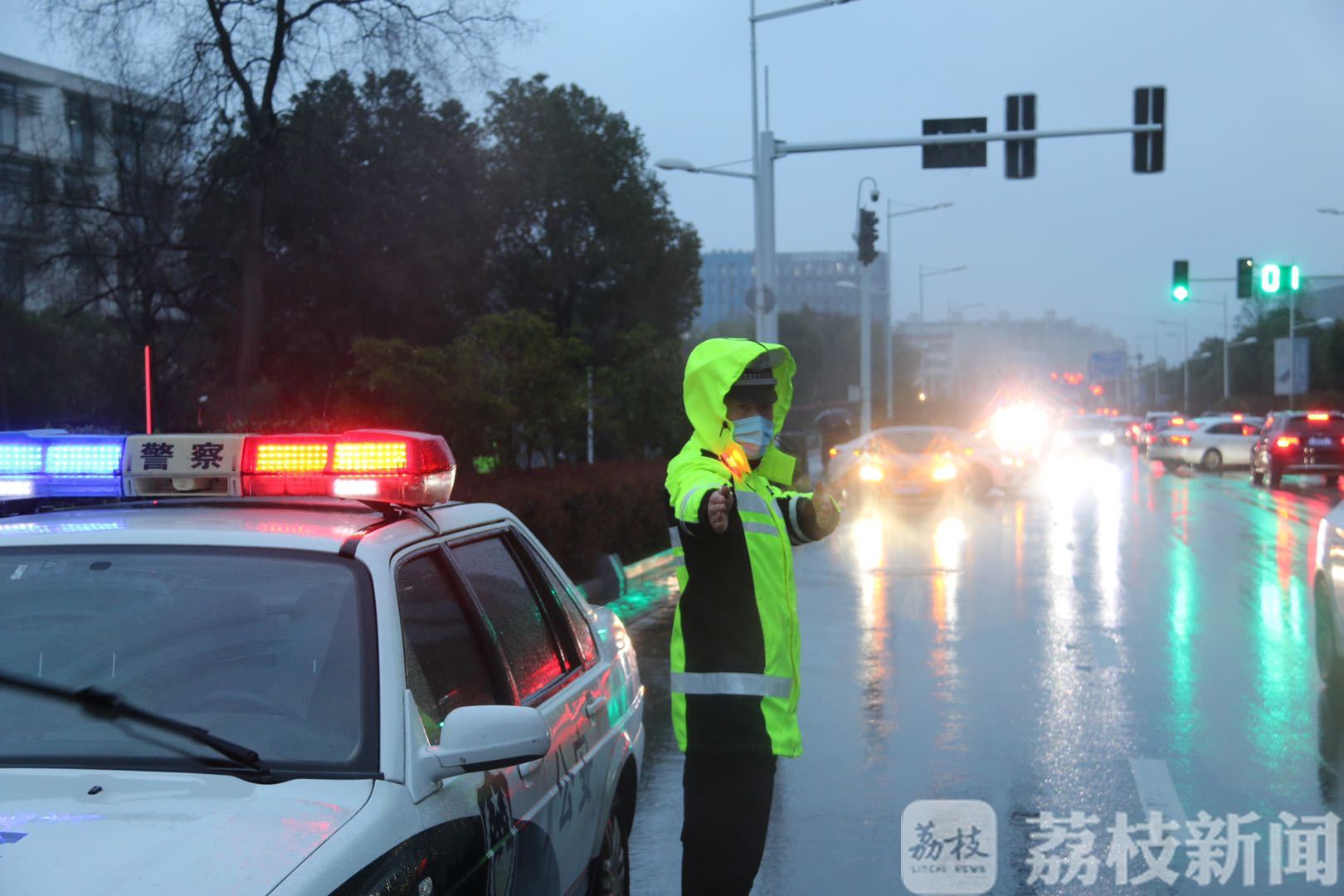 民警■雨一直下，暖心救助不停歇……南京这些时刻让人感动！