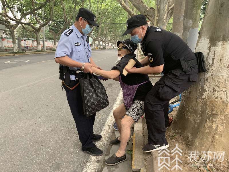 @民警背起老人送医救治 暖心！八旬老太不慎摔伤，