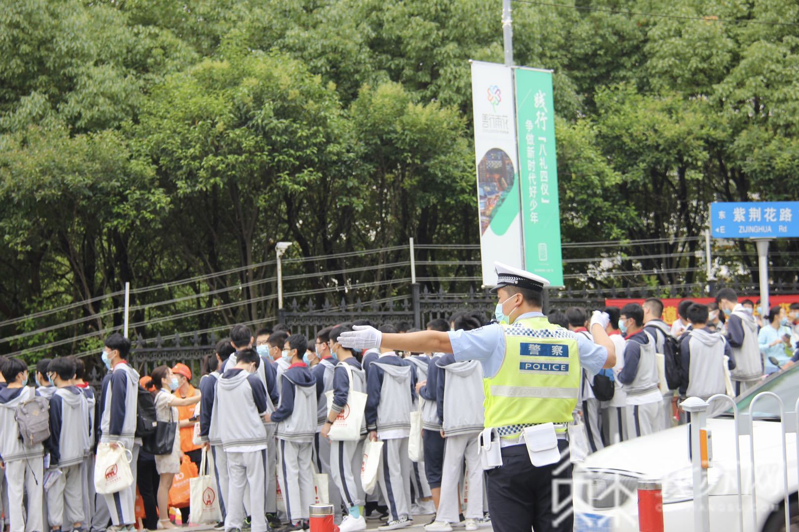 『』交警护考再起航 南京中考首日：全力以赴保畅通