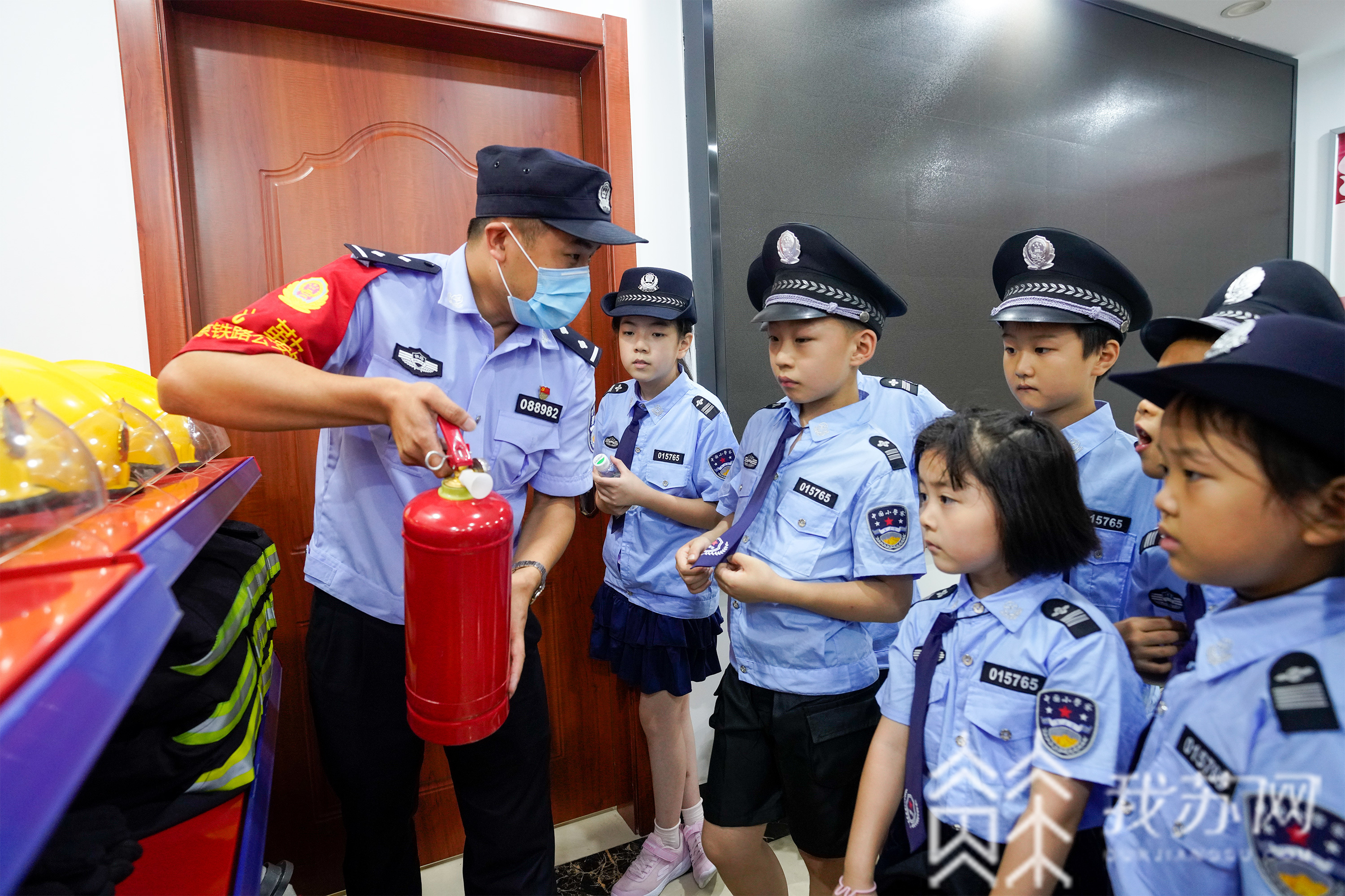 #父母#更懂父母艰辛 警娃参观警营