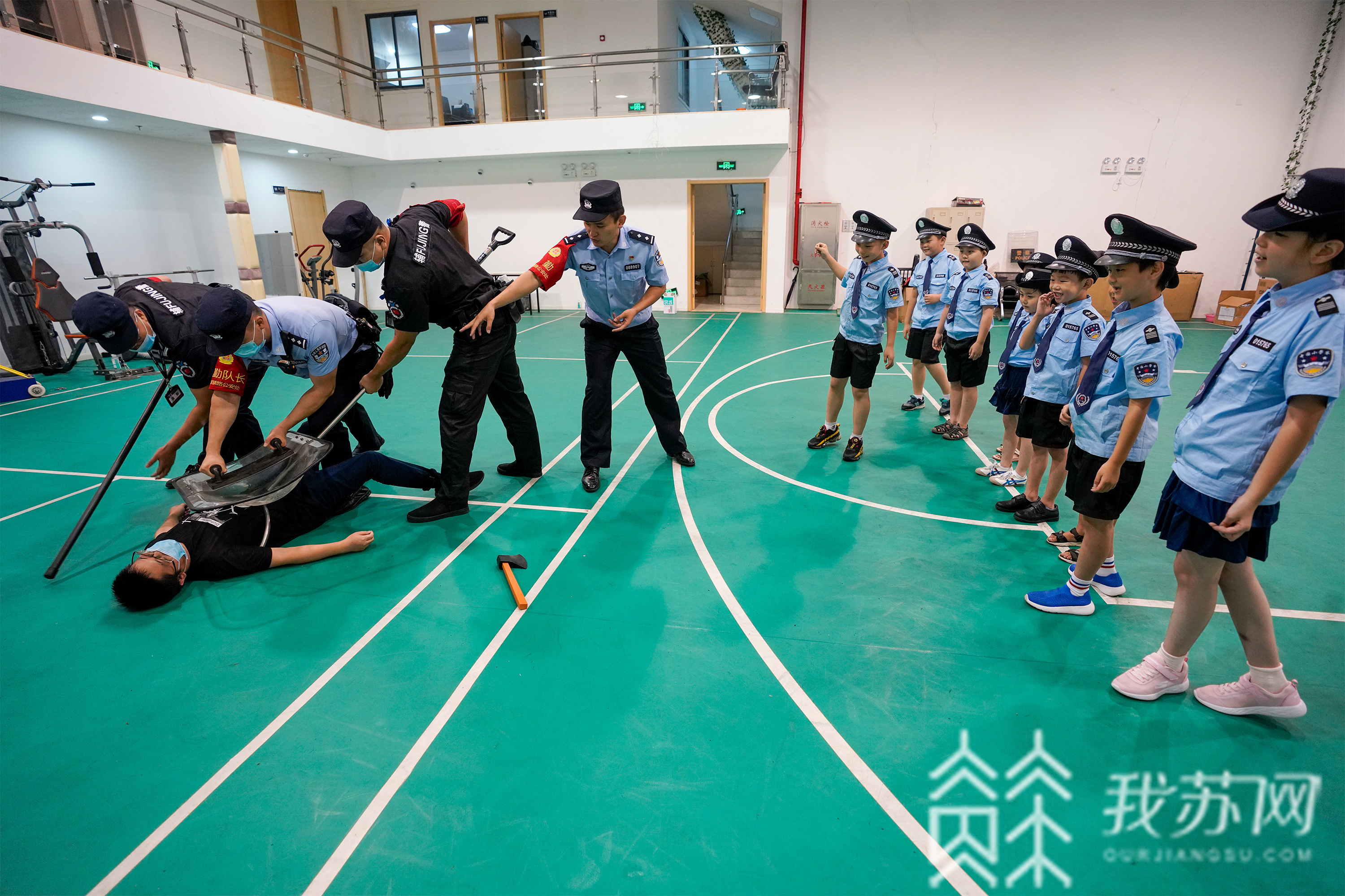 #父母#更懂父母艰辛 警娃参观警营