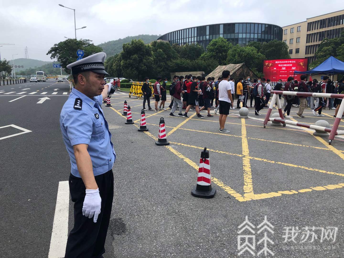 『』交警护考再起航 南京中考首日：全力以赴保畅通