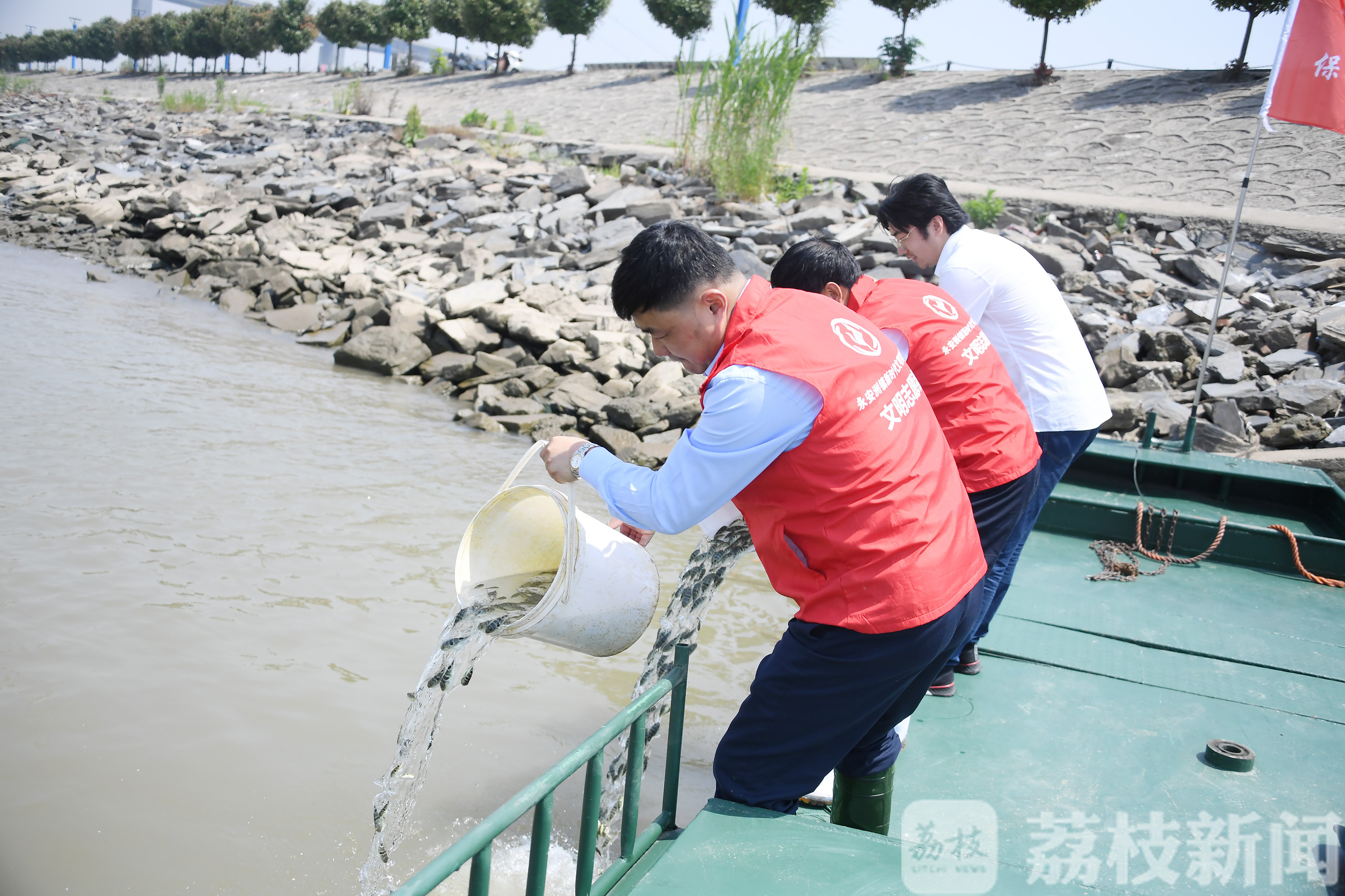 【长江】 往长江里投了18万元 泰州一男子向母亲河告白