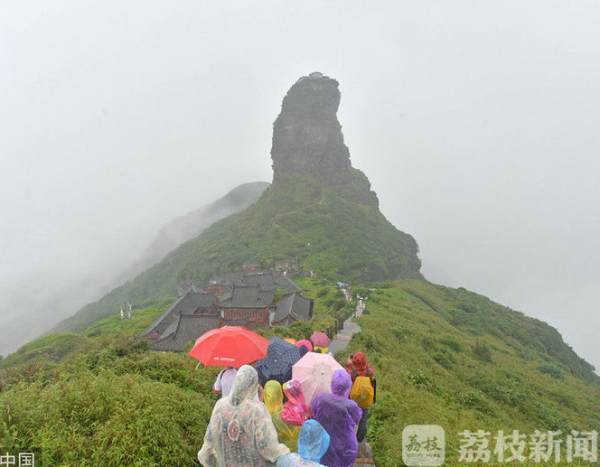焚净山申遗成功 贵州铜仁"双五折"邀江苏人清凉一夏!_观赏网 “双五折”邀江苏市民避暑 铜仁+线路可打造多元旅游产品 记者了解到,从7月16日至9月30日,上海、重庆、福建、浙江、湖南、湖北、江苏、广西、广东、四川10个夏季高温城市所在的省(区市)居民可以享受景区门票和自驾游的五折优惠: “十省区市”居民凭本人有效身份证件享受贵州各收费景区门票挂牌价五折优惠(以上景区门票优惠政策不包括温泉景区门票和景区内特许经营性项目)。在自驾游方面,“十省区市”车牌7座及以下小型客车行驶贵州境内高速