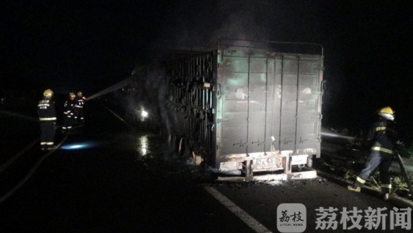 货车发生自燃 报警说错线路一车西瓜被“烧熟”