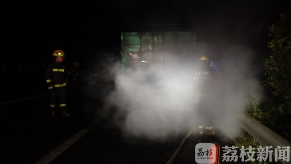 货车发生自燃 报警说错线路一车西瓜被“烧熟”