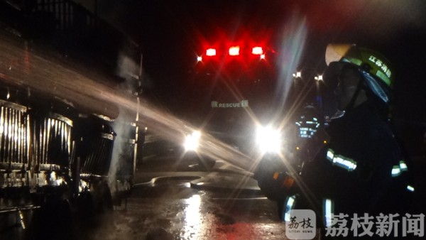 货车发生自燃 报警说错线路一车西瓜被“烧熟”