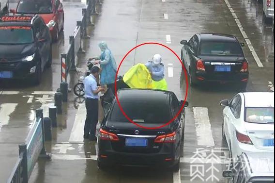 ■连云港：李文星，你脱下雨衣的那一刻，真帅！