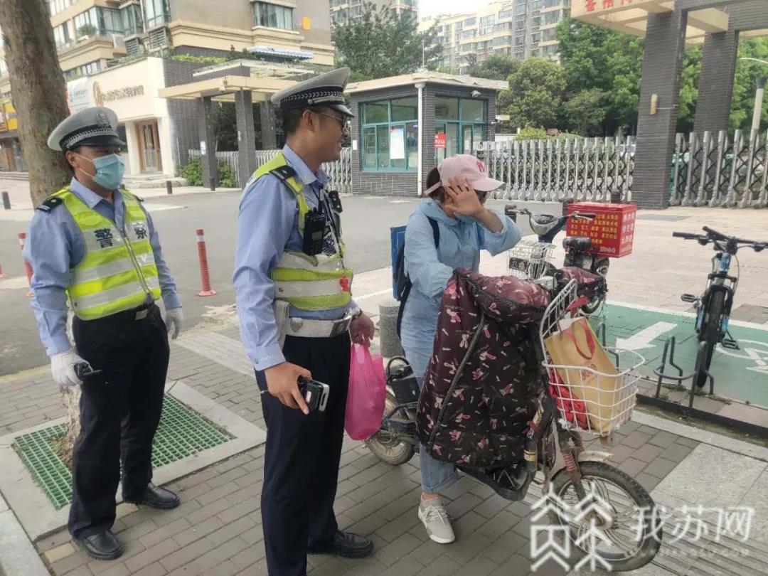 闯红灯■女子闯红灯被罚后，送冷饮慰问高温下执勤交警表歉意！