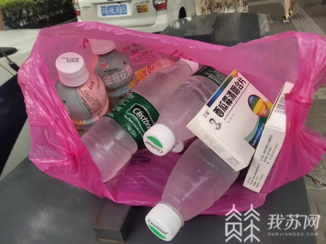 闯红灯■女子闯红灯被罚后，送冷饮慰问高温下执勤交警表歉意！