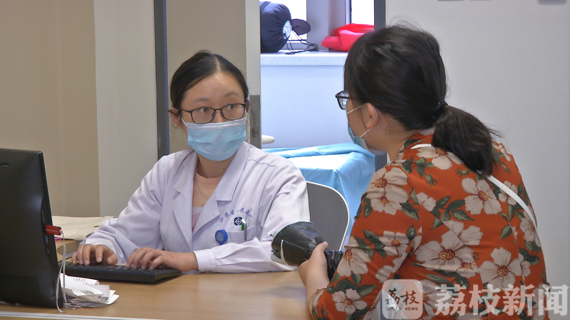口罩■长时间戴口罩脸上起“红疙瘩”？专家：摘了别急敷面膜！用这几个步骤护肤