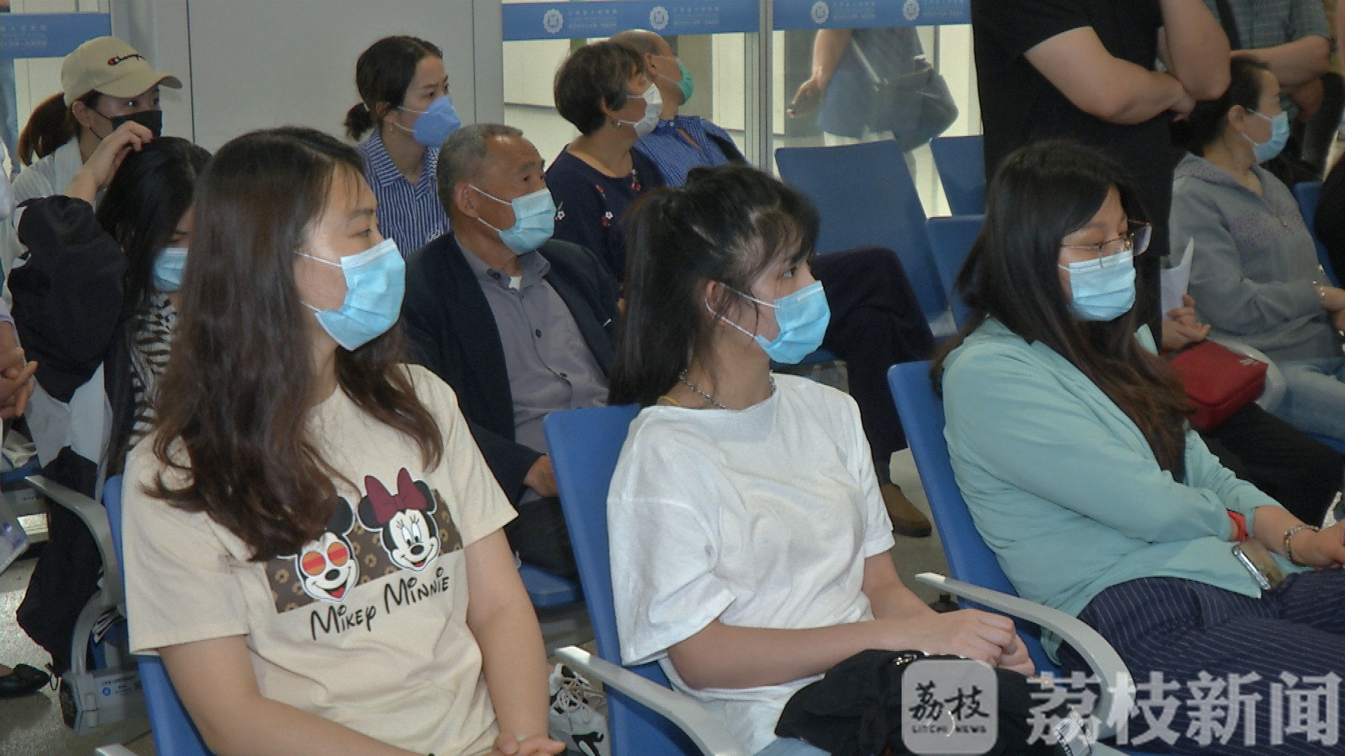 口罩■长时间戴口罩脸上起“红疙瘩”？专家：摘了别急敷面膜！用这几个步骤护肤