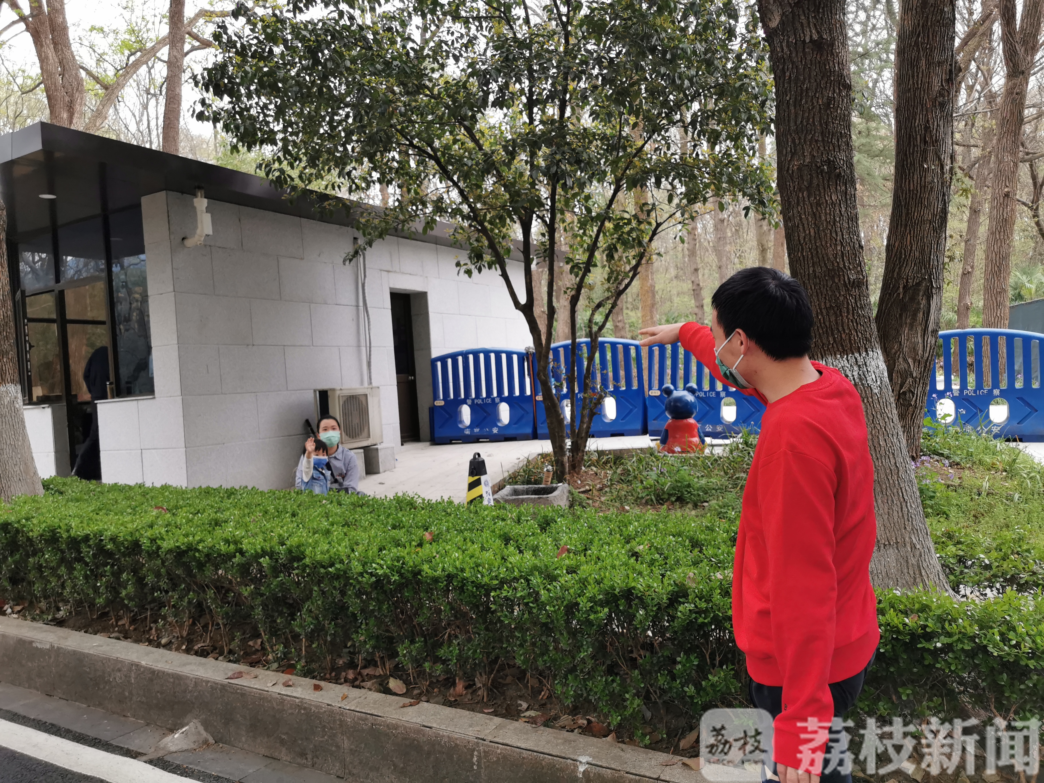 爸爸@英雄归来丨2岁宝宝想冲进隔离点:“爸爸,要抱抱!” 春暖花开