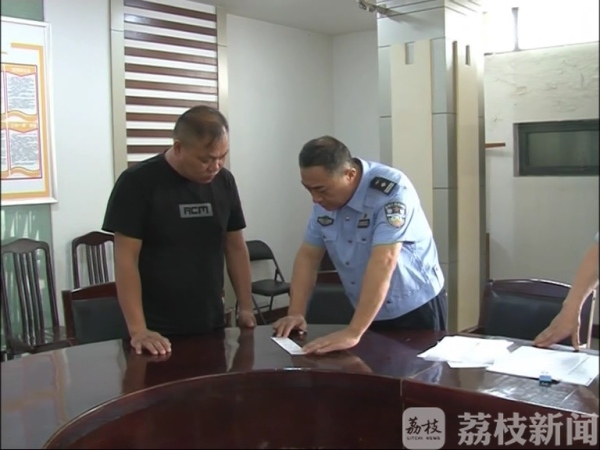 大客车高速路上“花式嚣张” 被网友拍下后警察上门了