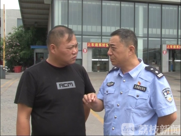 大客车高速路上“花式嚣张” 被网友拍下后警察上门了