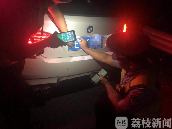 胆大！竟然在高速上拆号牌