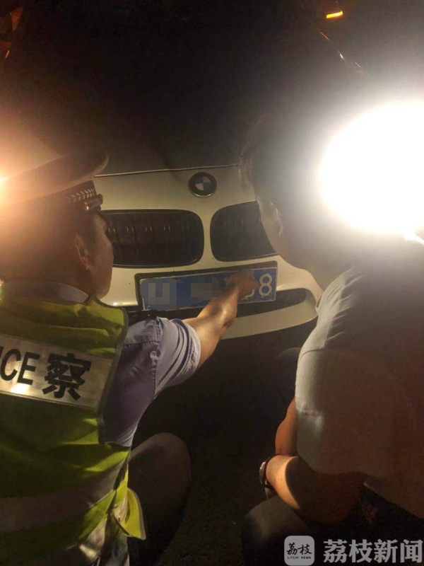 胆大！竟然在高速上拆号牌