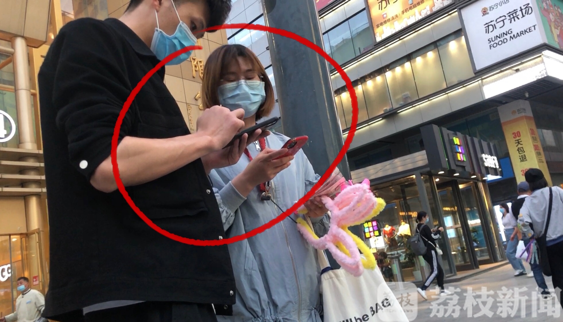 礼物■街头扫码可得小礼物？你很可能是在为微信上的违法行为“助力”！