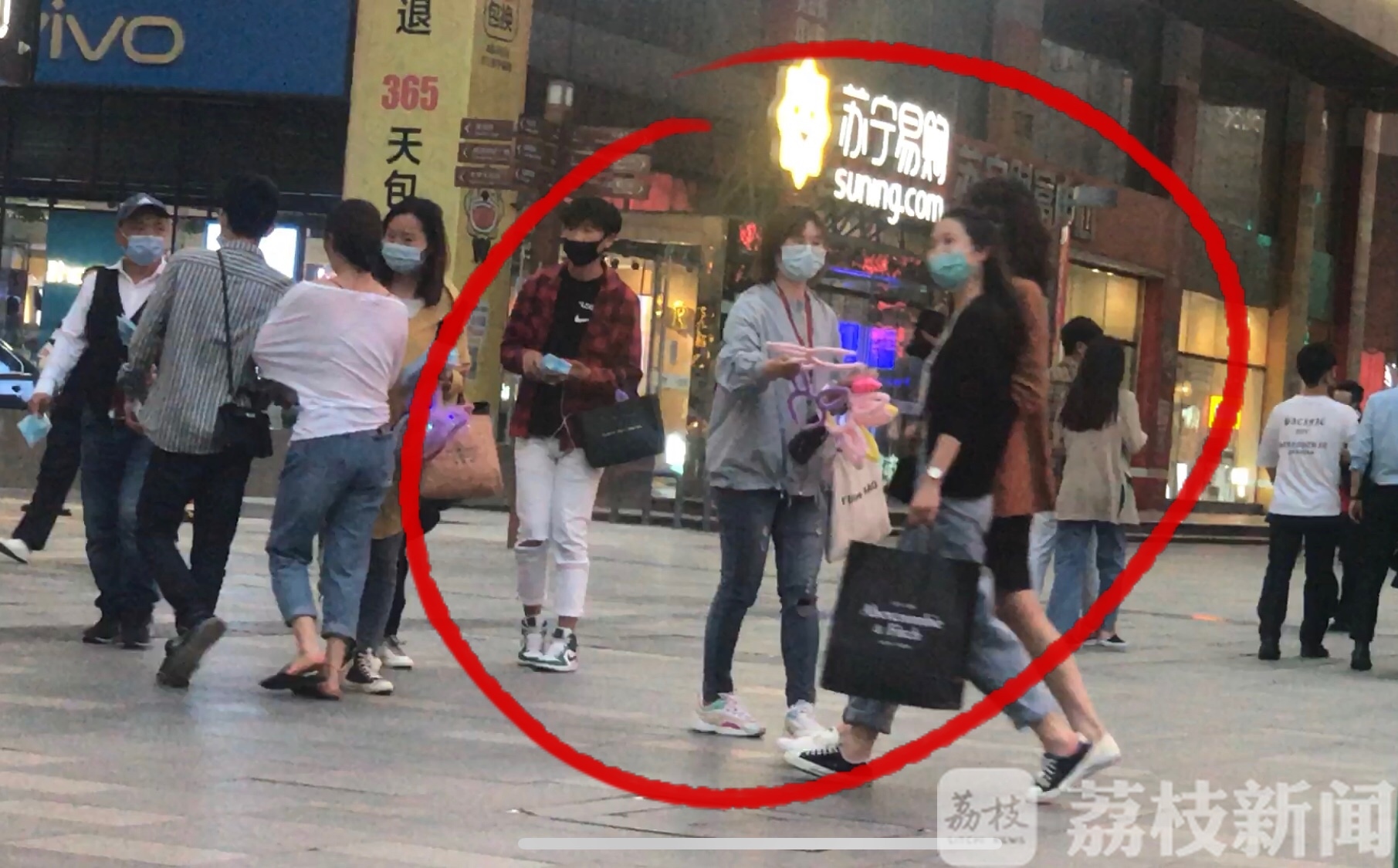 礼物■街头扫码可得小礼物？你很可能是在为微信上的违法行为“助力”！