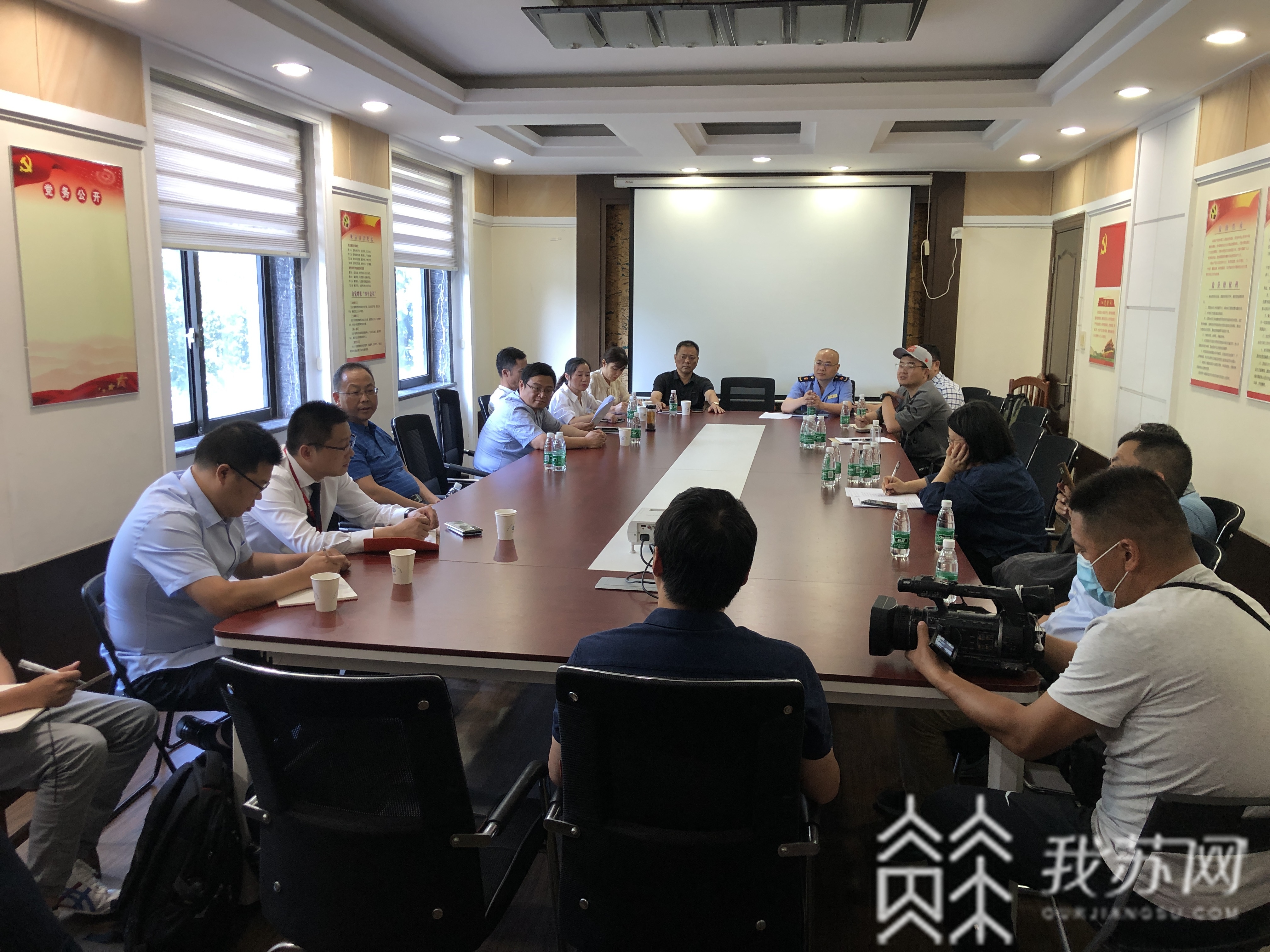 电梯@无锡一小区电梯故障频发 开发商被立案查处|解忧帮 困人又停运