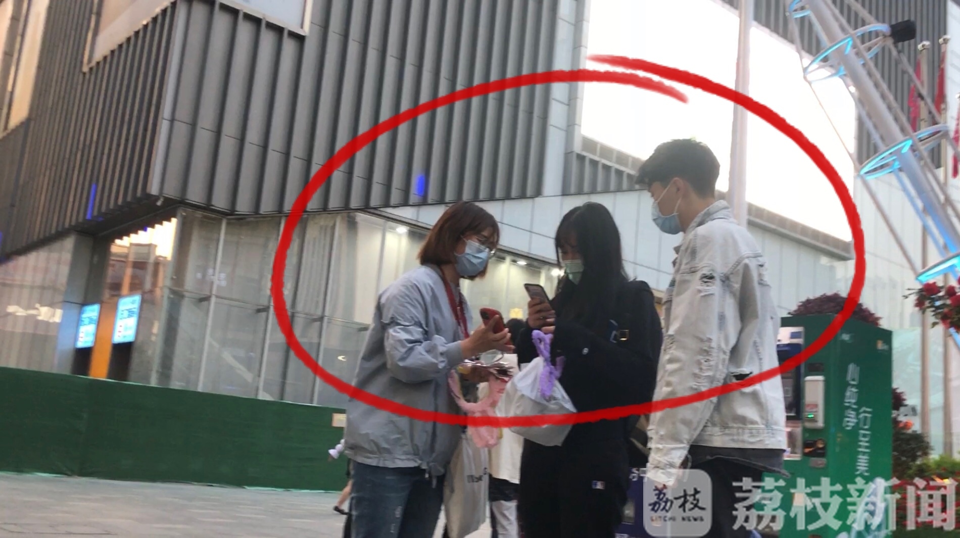 礼物■街头扫码可得小礼物？你很可能是在为微信上的违法行为“助力”！