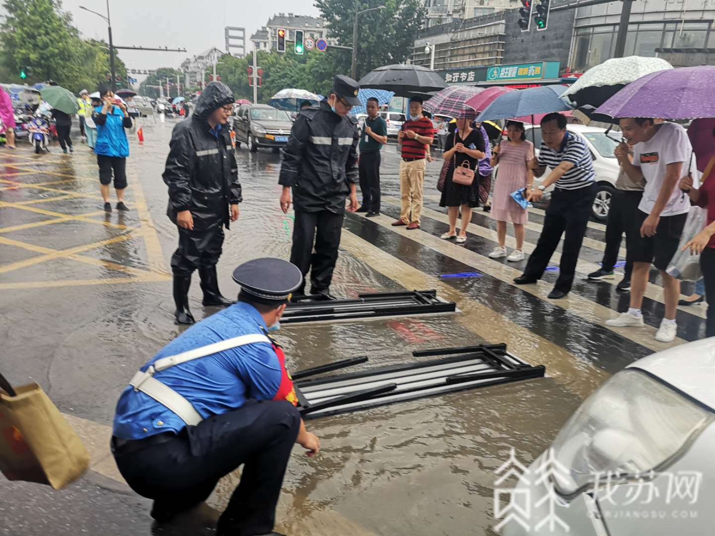 考生■大雨也浇不灭心中火热，为了高考考生城管遇水搭桥