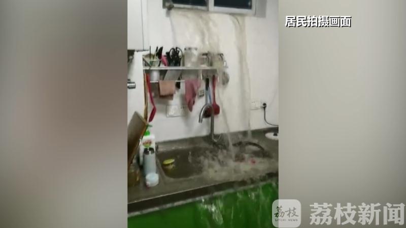 小区■暴雨来袭，记者亲身测试淹水小区，积水最深达1米多！