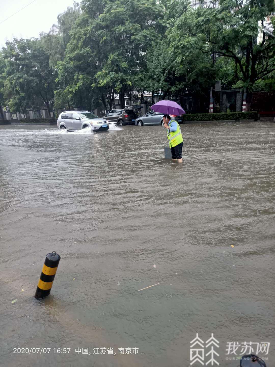 考生■大雨也浇不灭心中火热，为了高考考生城管遇水搭桥