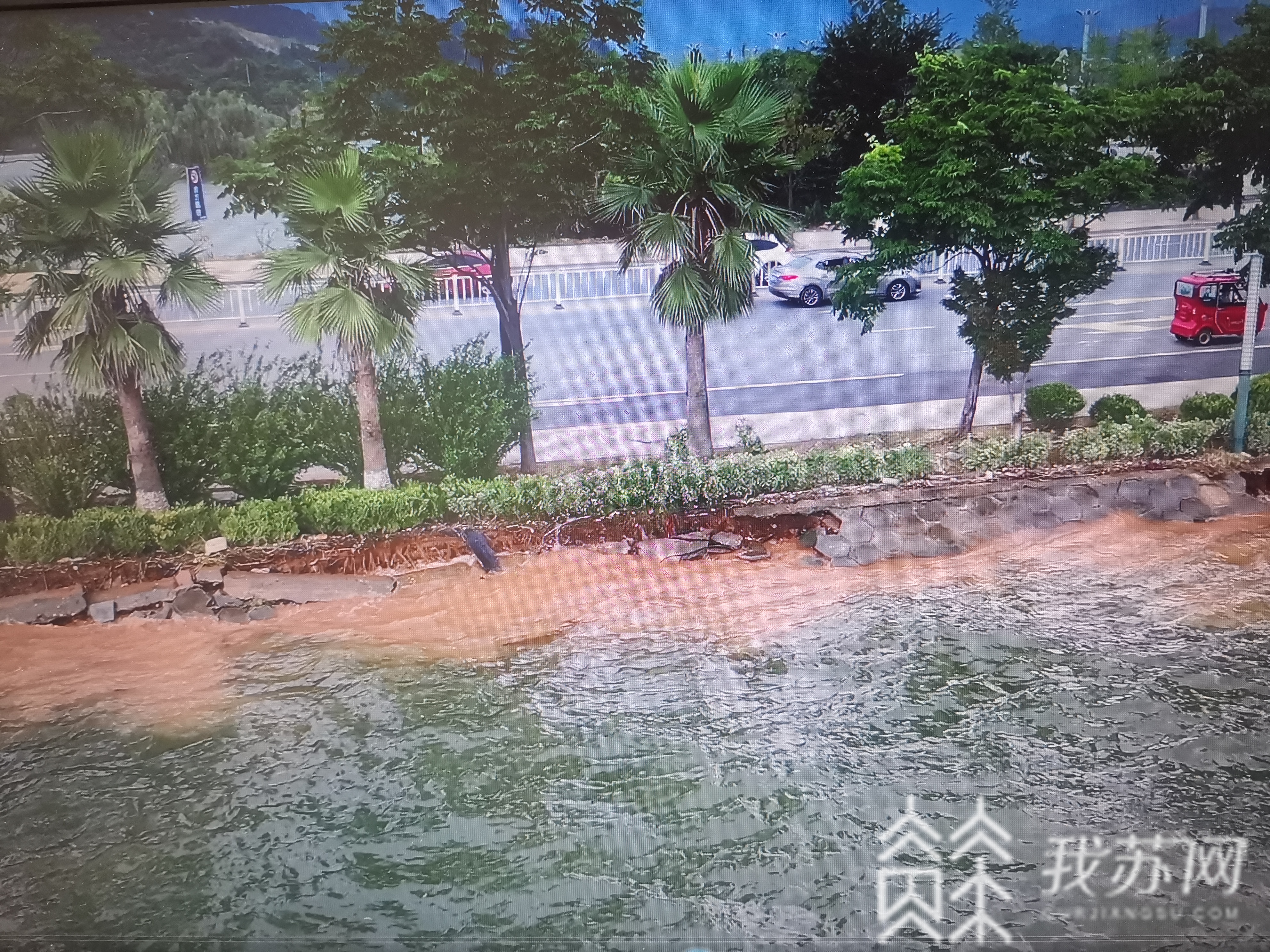 南康■记者直击：江西庐山市南康堤接连两日出现坍塌险情