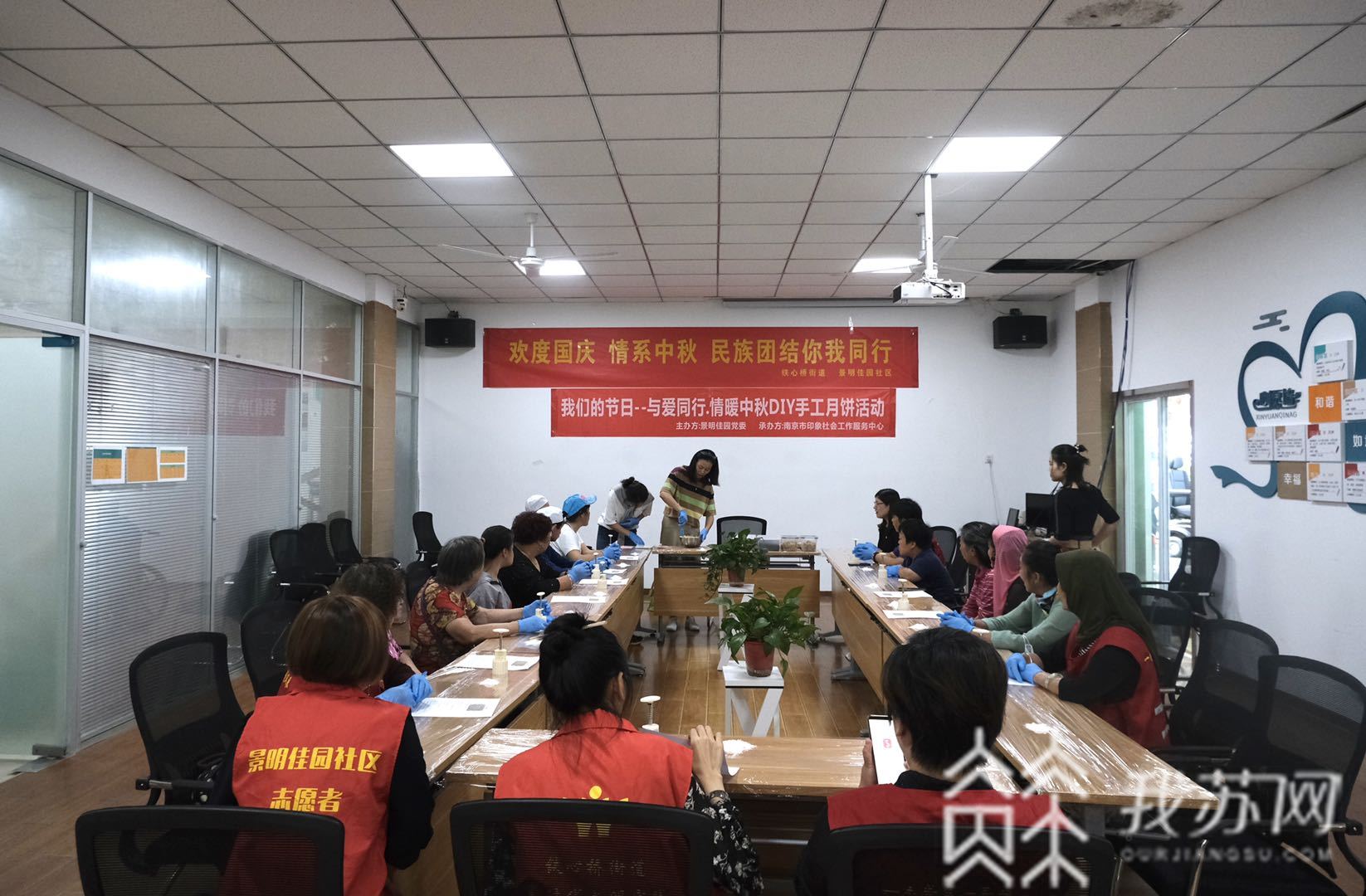 月饼■暖心！助残公益在行动，中秋前教他们手工做月饼